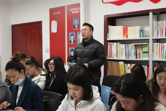 图书馆里的一群人描述已自动生成