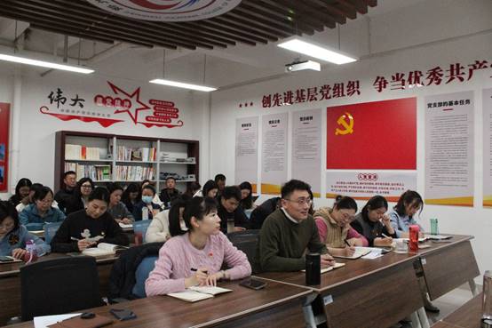 一群人坐在桌子前描述已自动生成