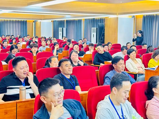 郑州大学张建华教授为郑州市2023年度财政民生政策培训班,作题为《当前中国经济形势解读》的专题讲座