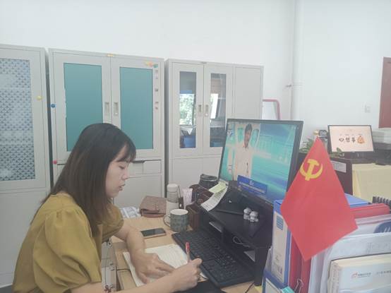 女人坐在电脑前低可信度描述已自动生成