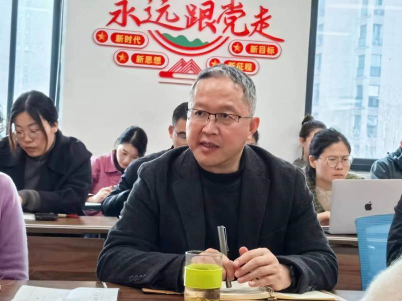 一群人坐在桌子前描述已自动生成