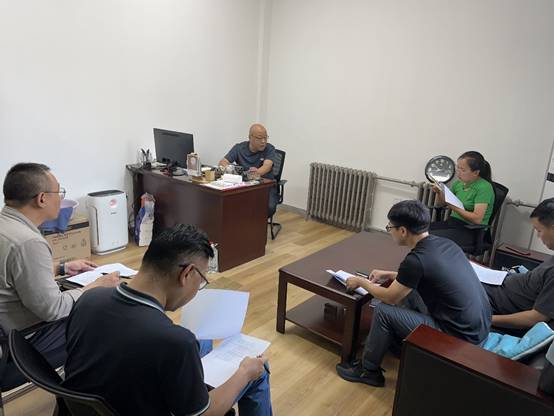 图片包含 人, 男人, 桌子, 游戏机描述已自动生成