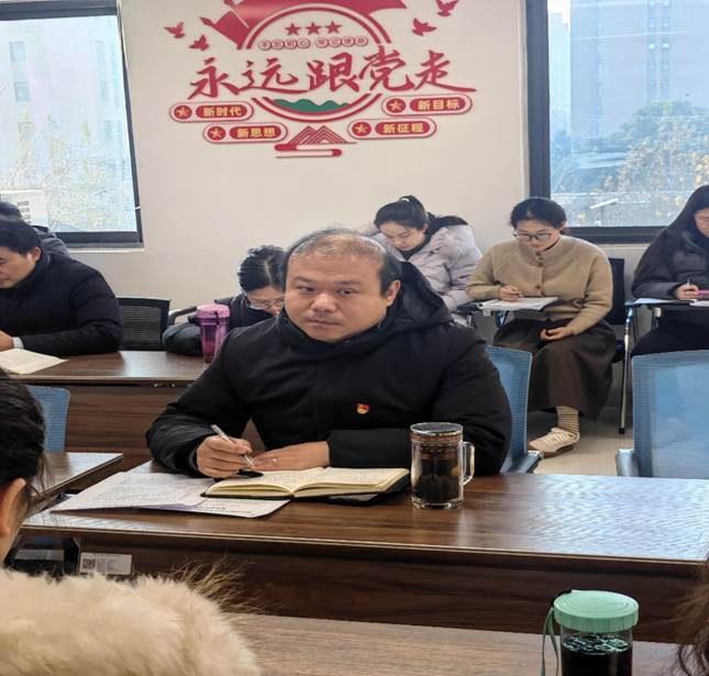 一群人坐在桌子前描述已自动生成