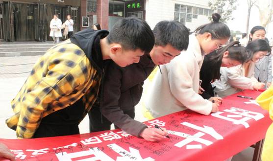 http://www.zzcsjr.edu.cn/__local/7/AE/60/7D19487B3AF1103D6B182D6B63C_EBB0512B_5F06D.jpg