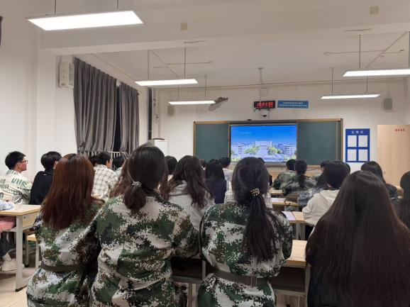 临空学院组织师生收看“青春如花 灿烂绽放”心理健康公开课
