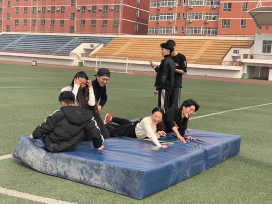 说明: E:\电脑文件2\2019年03月桌面\2019年上 学生活动方案\趣味运动会\照片视频\照片\01.jpg