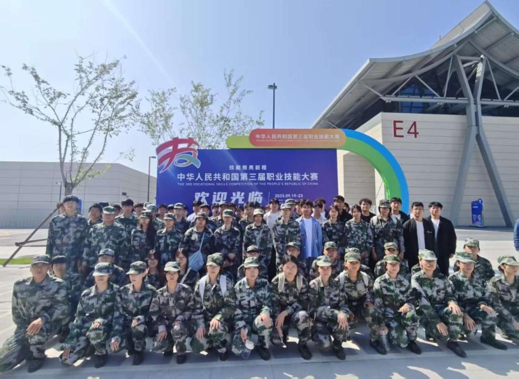 临空学院组织师生赴第三届全国职业技能大赛现场开展教学...